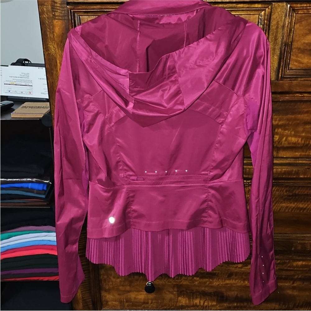 Lululemon Gorgeous Like New Sz 8 Running Jacket Packable Hood RARE Sold Out!!
